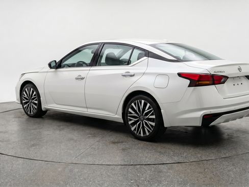 Used 2025 Nissan Altima 2.5 SV FWD image 6