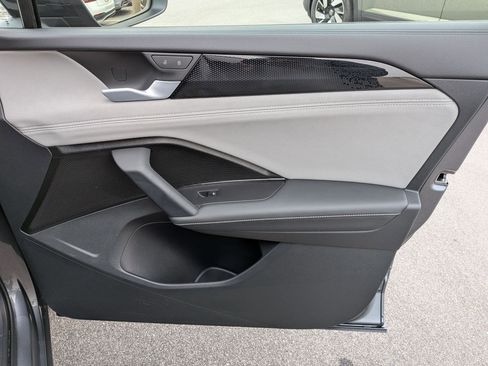 Used 2025 Volkswagen Tiguan SE R-Line image 33