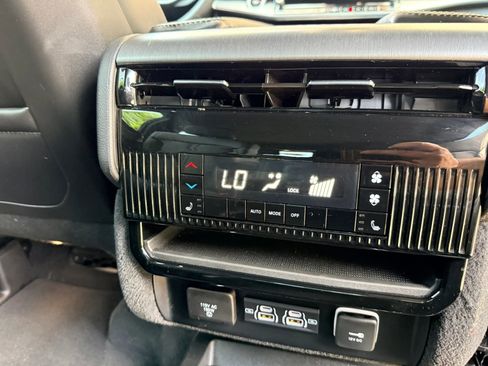 Used 2025 Jeep Wagoneer Series II AWD/4WD image 30