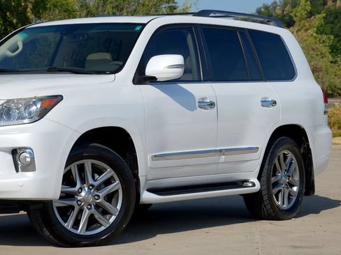 Used 2013 Lexus LX 570 4WD w/ Luxury Pkg w/Pre-crash image 23