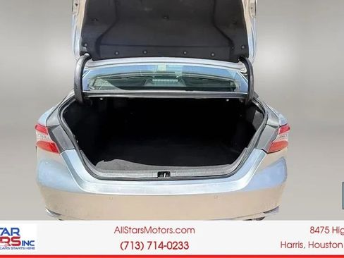 Used 2018 Toyota Camry XLE FWD image 16