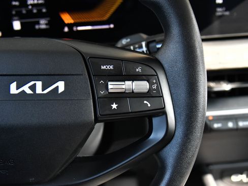 Used 2025 Kia K4 LXS image 30