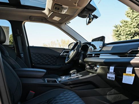 New 2025 Mitsubishi Outlander SEL image 11