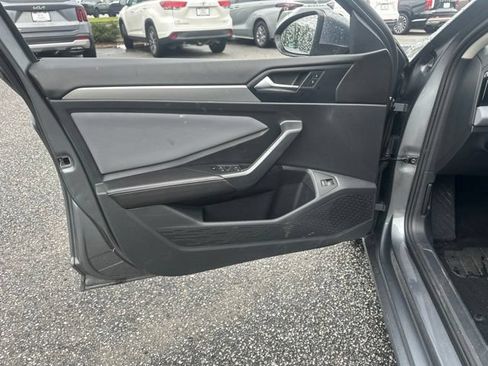 Used 2025 Volkswagen Jetta SE FWD image 18
