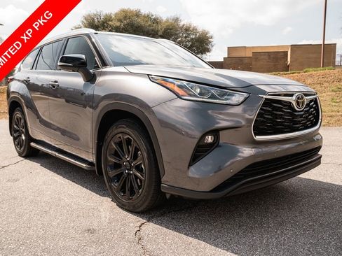Used 2024 Toyota Highlander Limited FWD image 10
