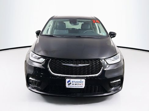 Used 2024 Chrysler Pacifica Select image 3