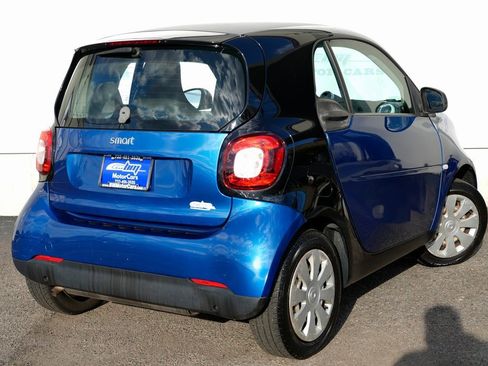 Used 2016 smart fortwo Coupe image 3