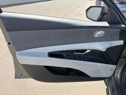 Used 2024 Hyundai Elantra Limited image 12