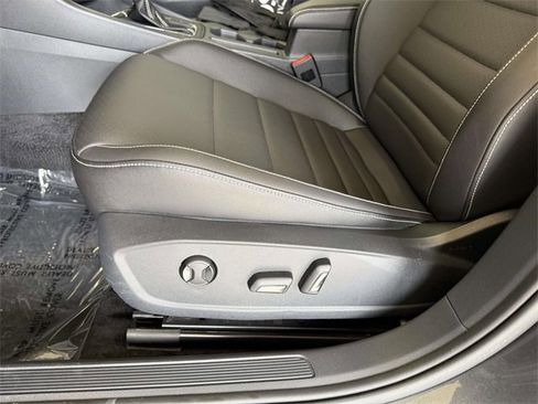 Used 2024 Volkswagen Jetta SE image 3