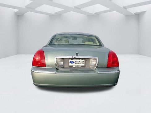 Used 2006 Lincoln Town Car Signature L image 6