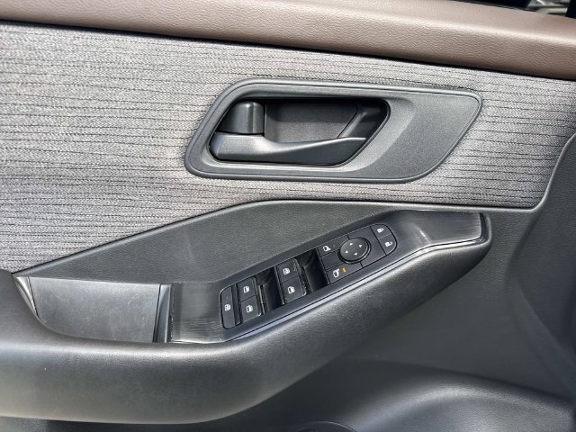 Used 2023 Nissan Rogue S AWD/4WD image 19