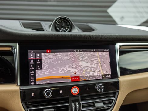 Certified 2024 Porsche Macan AWD/4WD image 20