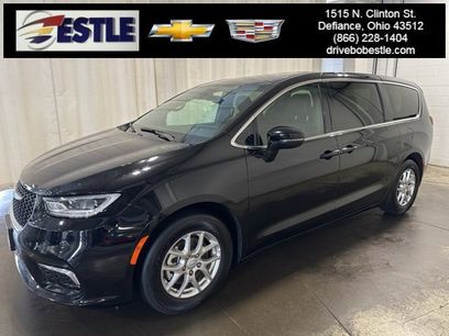 Used 2025 Chrysler Pacifica Select