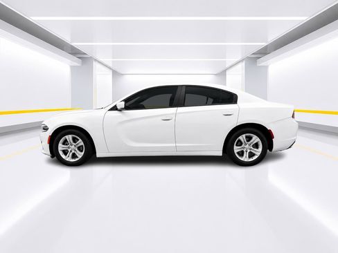 Used 2019 Dodge Charger SXT RWD image 2