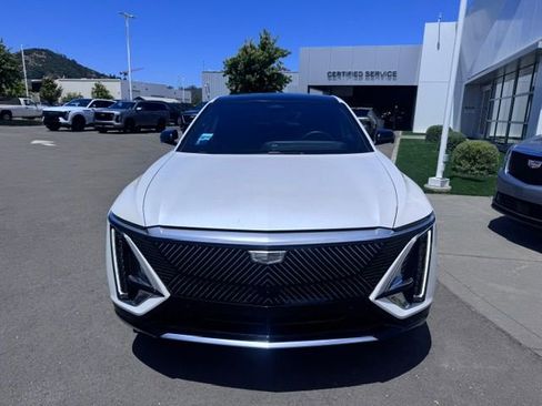 Used 2025 Cadillac Lyriq Luxury w/ LPO, Floor Liner Package AWD/4WD image 2