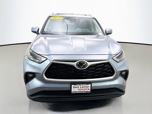 Used 2022 Toyota Highlander XLE image 2