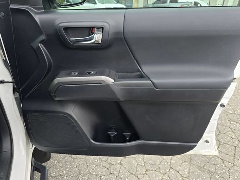 Used 2019 Toyota Tacoma TRD Sport AWD/4WD image 45