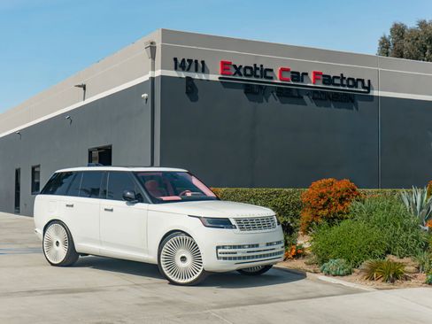 Used 2025 Land Rover Range Rover SE image 1