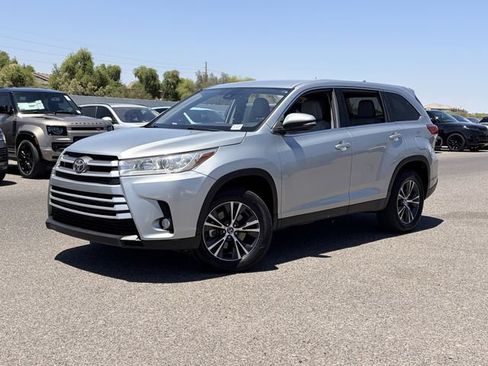 Used 2019 Toyota Highlander Plus FWD image 2