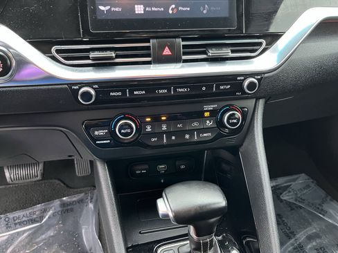 Used 2022 Kia Niro EX image 22
