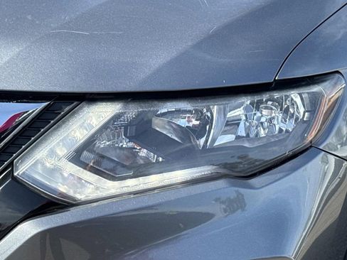 Used 2018 Nissan Rogue SV image 10