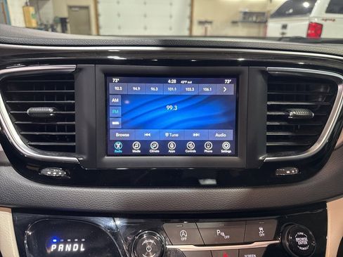 Used 2020 Chrysler Pacifica Touring-L image 21