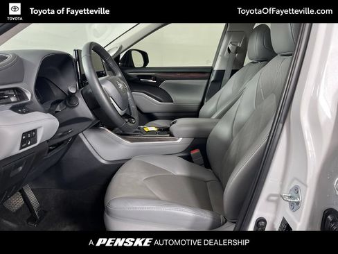Used 2023 Toyota Highlander Platinum FWD image 24