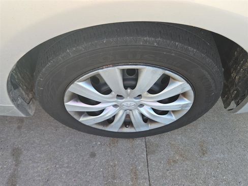 Used 2013 Toyota Corolla LE FWD image 18