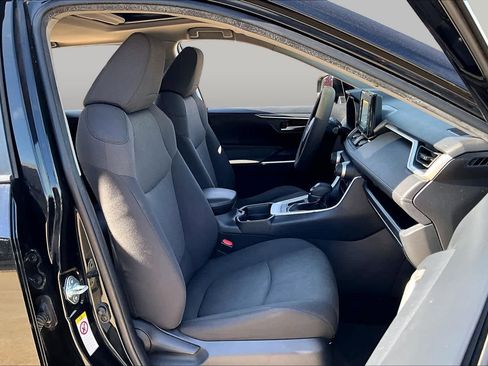 Used 2019 Toyota RAV4 XLE w/ Convenience Package FWD image 9