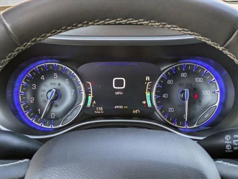 Used 2023 Chrysler Pacifica Touring-L image 11