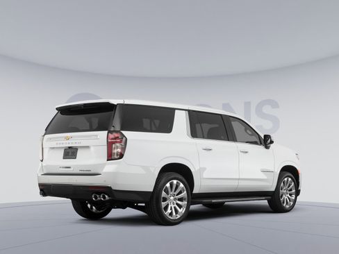 Used 2021 Chevrolet Suburban RST w/ Luxury Package image 4