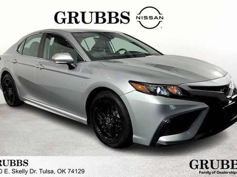 Used 2022 Toyota Camry SE image 1