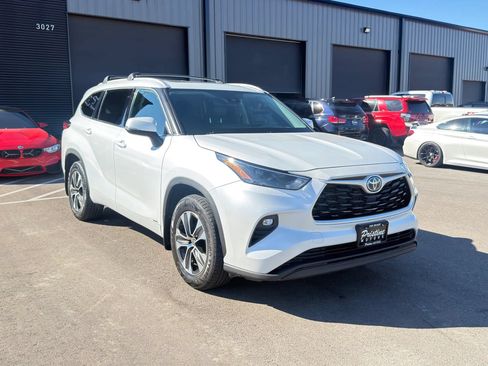 Used 2022 Toyota Highlander XLE AWD/4WD image 2