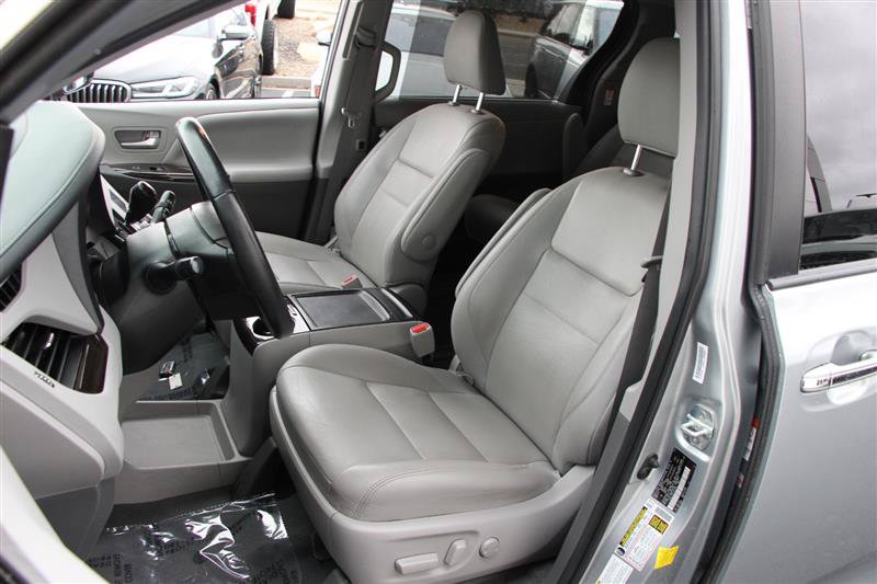 Used 2020 Toyota Sienna XLE w/ XLE Navigation Package AWD/4WD image 15