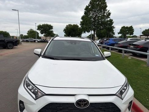 Used 2019 Toyota RAV4 XLE FWD image 11