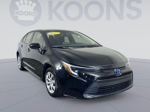Used 2025 Toyota Corolla LE FWD image 2