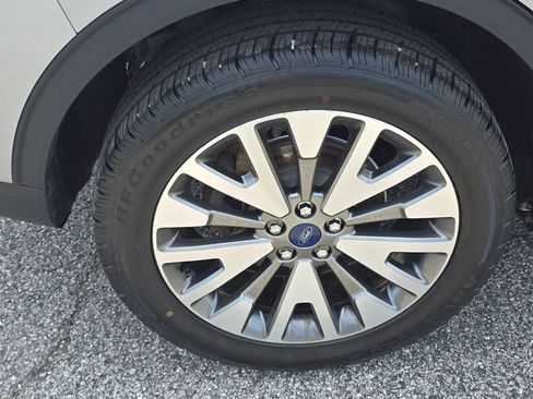 Certified 2022 Ford Escape Titanium AWD/4WD image 5