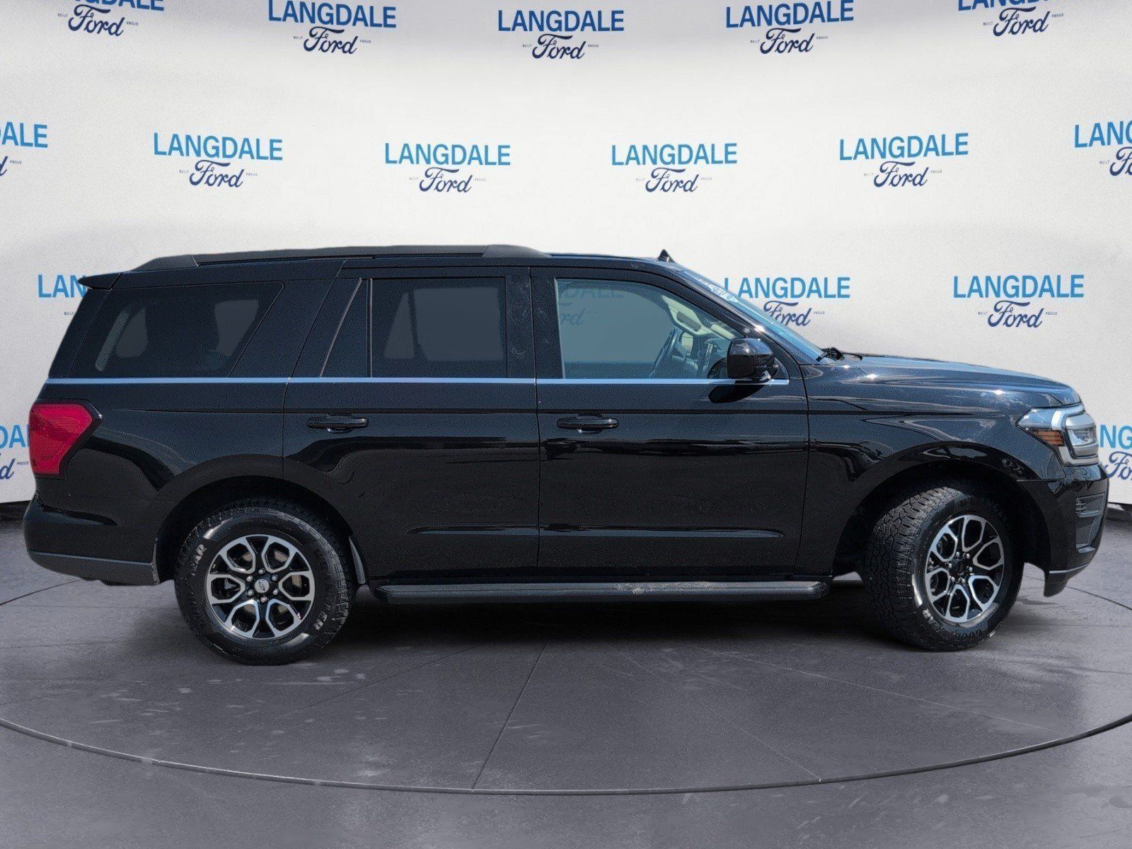 Used 2024 Ford Expedition XLT RWD image 3