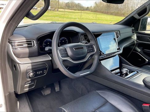 Certified 2024 Jeep Wagoneer Series II w/ Flexible Seating Group image 14