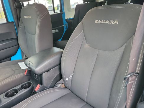 Used 2017 Jeep Wrangler Unlimited Sahara w/ Connectivity Group AWD/4WD image 5