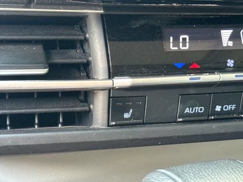Used 2023 Toyota Sienna XLE FWD image 24