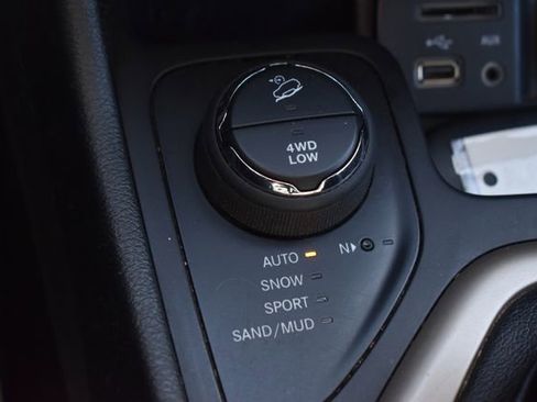 Used 2015 Jeep Cherokee Latitude w/ Comfort/Convenience Group image 27