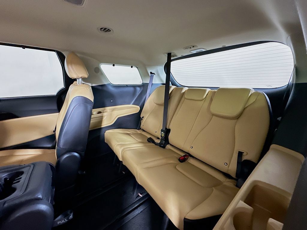 Used 2022 Kia Carnival EX FWD image 5