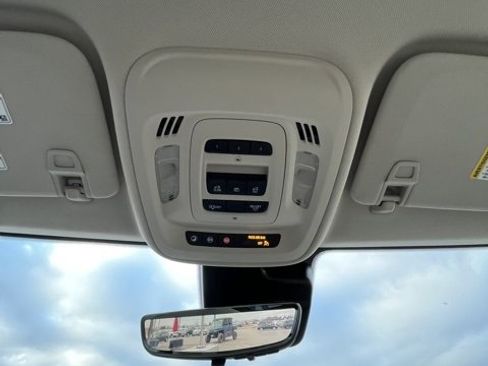 Used 2022 Buick Envision Avenir w/ Technology Package II image 44