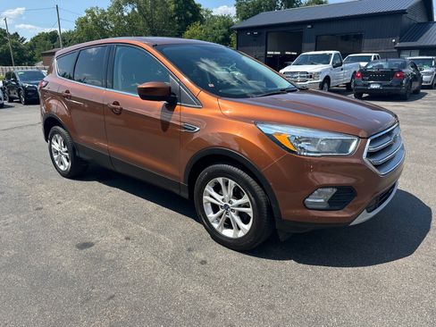 Used 2017 Ford Escape SE w/ SE Cold Weather Package FWD image 3