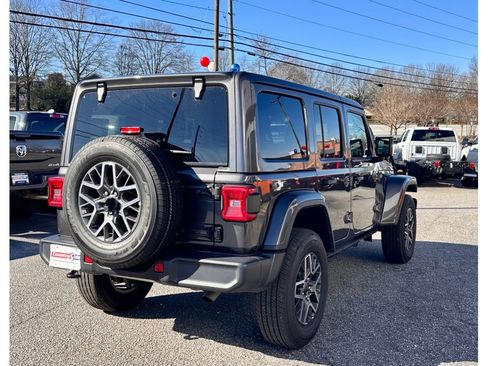 Used 2025 Jeep Wrangler Sahara image 7