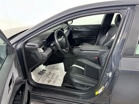 Used 2025 Toyota Camry SE w/ Convenience Package image 19