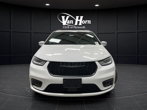 Used 2022 Chrysler Pacifica Touring-L w/ S Appearance Package AWD/4WD image 2