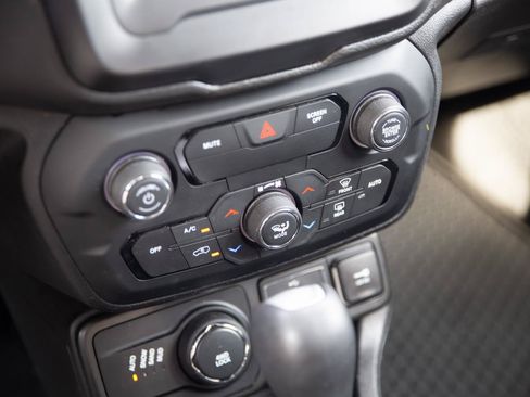 Used 2018 Jeep Renegade Latitude AWD/4WD image 14