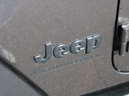 Used 2024 Jeep Gladiator Sport image 10